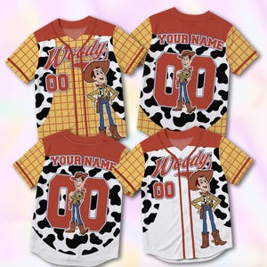 Puede incluir: Cuatro camisetas de b&eacute;isbol con un patr&oacute;n de cuadros amarillos, estampado de vaca en blanco y negro y detalles rojos. Cada camisa muestra un gr&aacute;fico del personaje Woody, el texto Woody o Your Name y el n&uacute;mero 00 en rojo en la espalda.