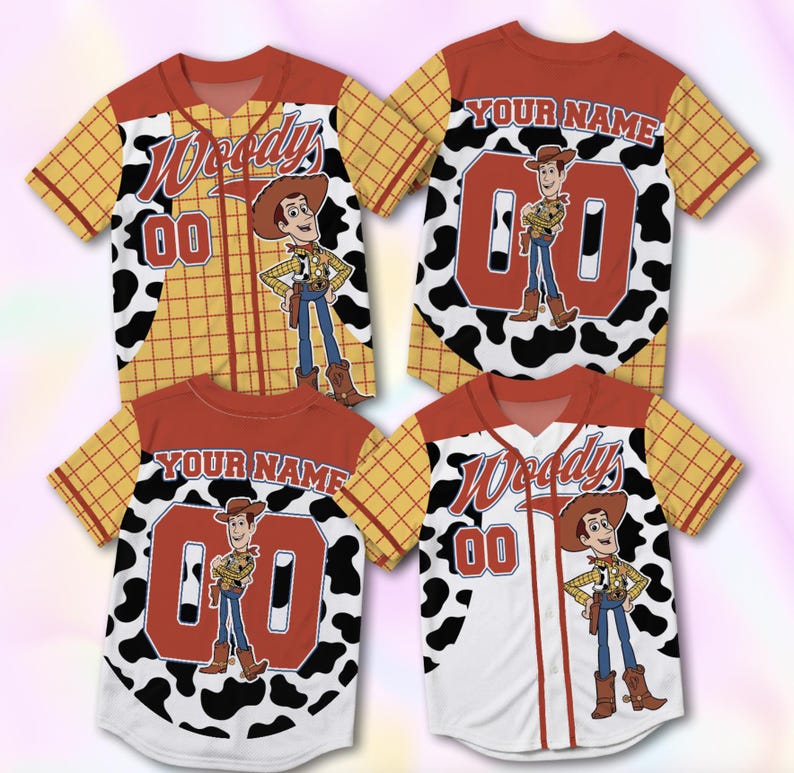 Puede incluir: Cuatro camisetas de b&eacute;isbol con un patr&oacute;n de cuadros amarillos, estampado de vaca en blanco y negro y detalles rojos. Cada camisa muestra un gr&aacute;fico del personaje Woody, el texto Woody o Your Name y el n&uacute;mero 00 en rojo en la espalda.