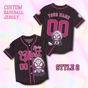Puede incluir: Camiseta de b&eacute;isbol negra con finas rayas rosas, con un personaje de dibujos animados y el texto "Baby Ghost" y "00". La camiseta tambi&eacute;n tiene el texto "Your Name" y "00" en la espalda. Tambi&eacute;n son visibles las palabras "Custom Baseball Jersey" y "Style 2".
