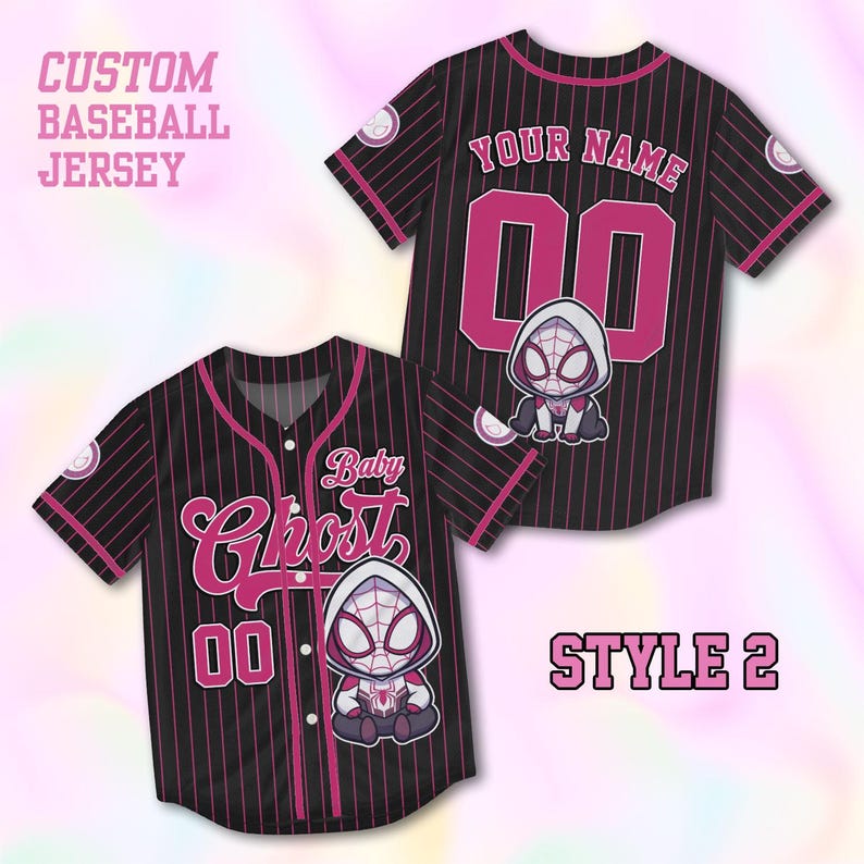 Puede incluir: Camiseta de b&eacute;isbol negra con finas rayas rosas, con un personaje de dibujos animados y el texto "Baby Ghost" y "00". La camiseta tambi&eacute;n tiene el texto "Your Name" y "00" en la espalda. Tambi&eacute;n son visibles las palabras "Custom Baseball Jersey" y "Style 2".