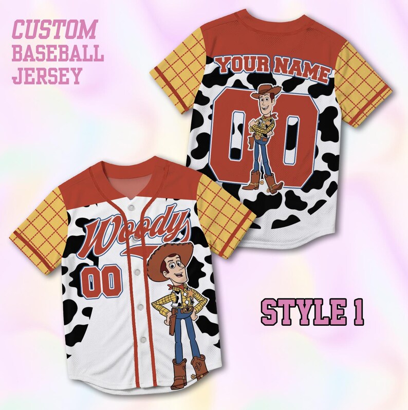 Puede incluir: Una camiseta de b&eacute;isbol personalizada con base blanca y estampado de manchas de vaca negras, mangas de cuadros amarillos y ribetes rojos. El frente muestra el nombre Woody, el n&uacute;mero 00 y a Woody. La espalda lleva el texto YOUR NAME y 00.