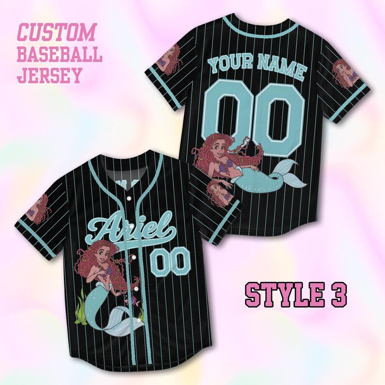Puede incluir: Una camiseta de b&eacute;isbol negra con finas rayas verticales de color azul claro, con el texto CUSTOM BASEBALL JERSEY y STYLE 3. El frente muestra el nombre Ariel y el n&uacute;mero 00, mientras que la parte posterior muestra YOUR NAME y 00, con gr&aacute;ficos de sirena.