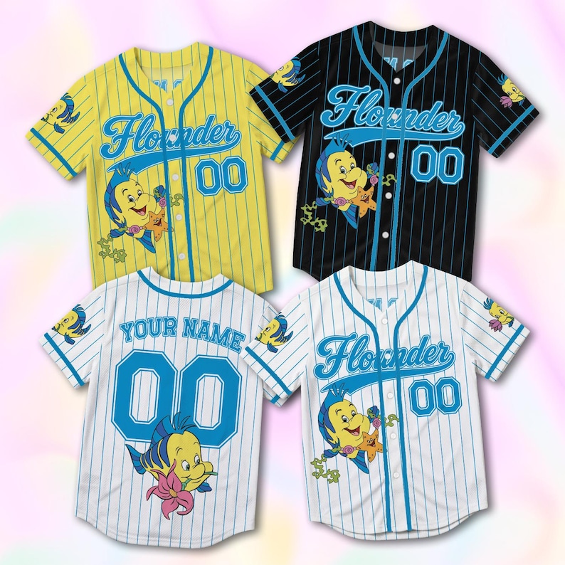Op de afbeelding: Vier baseballshirts met korte mouwen en knoopsluiting, voorzien van krijtstrepen en het personage Botje. Drie shirts tonen de tekst Flounder en het nummer 00, terwijl &eacute;&eacute;n wit shirt de tekst Your Name en het nummer 00 bevat.