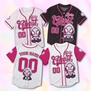 Puede incluir: Cuatro camisetas de b&eacute;isbol con un dise&ntilde;o de Baby Ghost. Las camisetas son blancas, negras y blancas con detalles en rosa. Cada camiseta presenta un personaje de dibujos animados con tem&aacute;tica de ara&ntilde;a y el n&uacute;mero "00". Una camiseta tiene "YOUR NAME" en la espalda.
