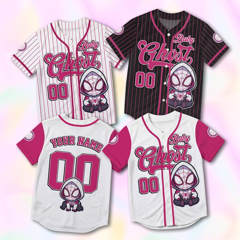 Puede incluir: Cuatro camisetas de b&eacute;isbol con un dise&ntilde;o de Baby Ghost. Las camisetas son blancas, negras y blancas con detalles en rosa. Cada camiseta presenta un personaje de dibujos animados con tem&aacute;tica de ara&ntilde;a y el n&uacute;mero "00". Una camiseta tiene "YOUR NAME" en la espalda.