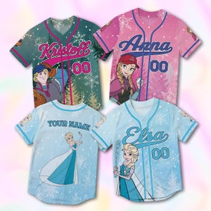 Puede incluir: Cuatro camisetas de b&eacute;isbol con personajes de una popular pel&iacute;cula de animaci&oacute;n. Las camisetas son en tonos verdes, rosas y azules, con nombres de personajes y el n&uacute;mero 00. Cada camiseta tiene una imagen de personaje diferente y detalles de copos de nieve.