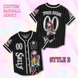 Peut inclure: Un maillot de baseball noir &agrave; fines rayures blanches repr&eacute;sentant Sally de L'&Eacute;trange No&euml;l de monsieur Jack. Le devant affiche le nom Sally, le num&eacute;ro 00 et un graphique du personnage. Le dos pr&eacute;sente le texte Your Name et le num&eacute;ro 00.