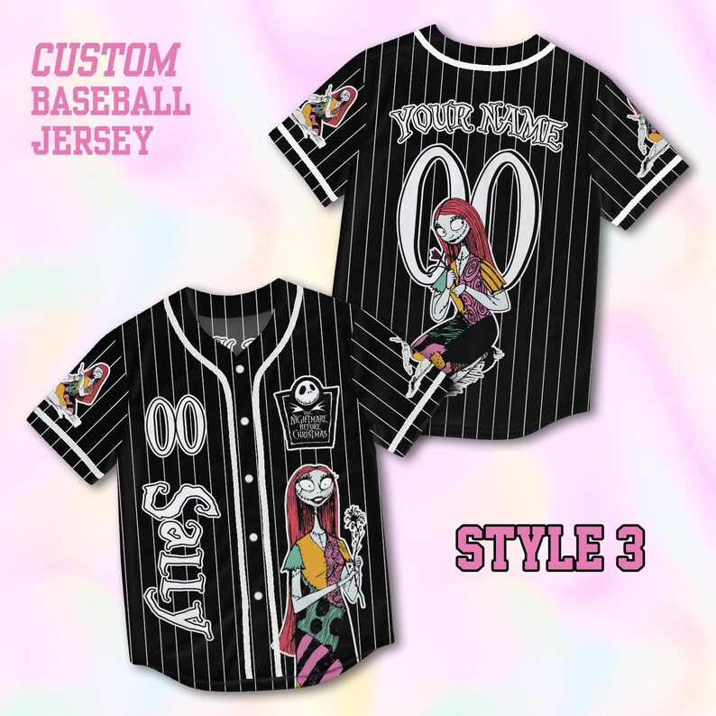 Peut inclure: Un maillot de baseball noir &agrave; fines rayures blanches repr&eacute;sentant Sally de L'&Eacute;trange No&euml;l de monsieur Jack. Le devant affiche le nom Sally, le num&eacute;ro 00 et un graphique du personnage. Le dos pr&eacute;sente le texte Your Name et le num&eacute;ro 00.