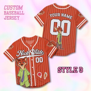 Puede incluir: Una camiseta de b&eacute;isbol naranja con rayas blancas, que presenta al personaje Nick Wilde, el texto "Nick Wilde", "YOUR NAME", "00" y "CUSTOM BASEBALL JERSEY STYLE 3". La camiseta tiene ribetes blancos, frente abotonado y mangas cortas.