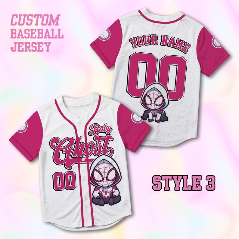 Puede incluir: Camiseta de b&eacute;isbol blanca y fucsia con un dise&ntilde;o de dibujos animados de Spider-Gwen. La camiseta presenta el texto "Baby Ghost" y el n&uacute;mero "00" en la parte delantera. La parte trasera de la camiseta tiene el texto "YOUR NAME" y el n&uacute;mero "00". La camiseta tiene mangas y detalles fucsia.