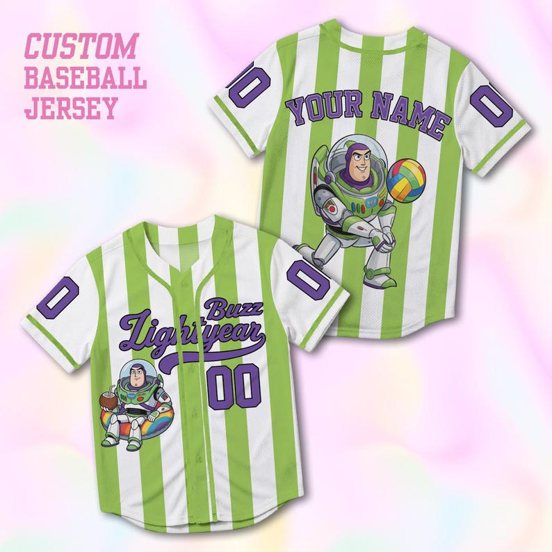 Może przedstawiać: Niestandardowa koszulka baseballowa w zielono-białe paski, z grafiką Buzz Lightyear. Koszulka ma fioletowy napis "Buzz Lightyear" i "Your Name" oraz numer "00". Tekst "Custom Baseball Jersey" jest w kolorze r&oacute;żowym.
