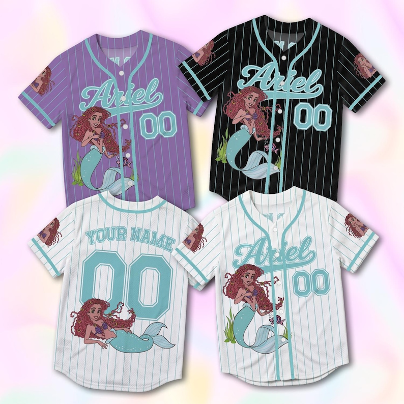 Puede incluir: Cuatro camisetas de b&eacute;isbol de manga corta con botones en morado, negro y blanco con rayas finas. Cada una presenta un gr&aacute;fico de la sirena Ariel, el nombre Ariel en cursiva y el n&uacute;mero 00 en azul claro. Una camiseta incluye el texto Your Name.