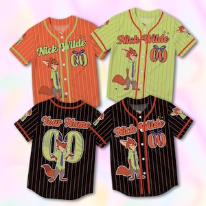 Puede incluir: Cuatro camisetas de b&eacute;isbol en naranja, verde y negro con detalles en rojo y verde. Cada camiseta presenta un personaje de zorro de dibujos animados, el nombre "Nick Wilde" y el n&uacute;mero "00". Una camiseta tiene el texto "Your Name".