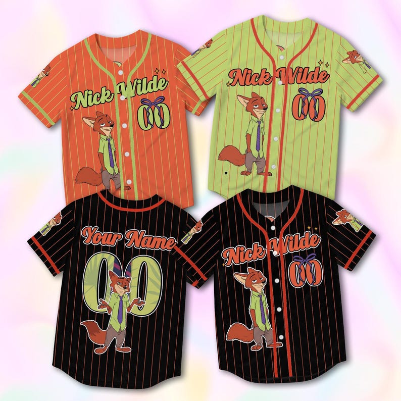Puede incluir: Cuatro camisetas de b&eacute;isbol en naranja, verde y negro con detalles en rojo y verde. Cada camiseta presenta un personaje de zorro de dibujos animados, el nombre "Nick Wilde" y el n&uacute;mero "00". Una camiseta tiene el texto "Your Name".