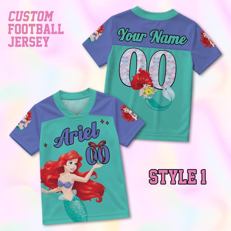 Puede incluir: Camiseta de f&uacute;tbol personalizada en verde azulado y morado con Ariel la sirena. La camiseta presenta el nombre "Ariel" y el n&uacute;mero "00" en la parte delantera, y "Your Name" en la parte trasera. Tambi&eacute;n se ve el texto "Custom Football Jersey" y "Style 1".