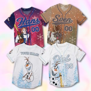 Puede incluir: Cuatro camisetas de b&eacute;isbol con dise&ntilde;os de personajes. Una es roja y azul con "Hans" y el n&uacute;mero "00". Otra es marr&oacute;n con "Sven" y "00". Dos camisetas blancas con "Your Name" y "Olaf" con el n&uacute;mero "00".