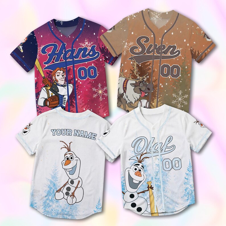 Puede incluir: Cuatro camisetas de b&eacute;isbol con dise&ntilde;os de personajes. Una es roja y azul con "Hans" y el n&uacute;mero "00". Otra es marr&oacute;n con "Sven" y "00". Dos camisetas blancas con "Your Name" y "Olaf" con el n&uacute;mero "00".