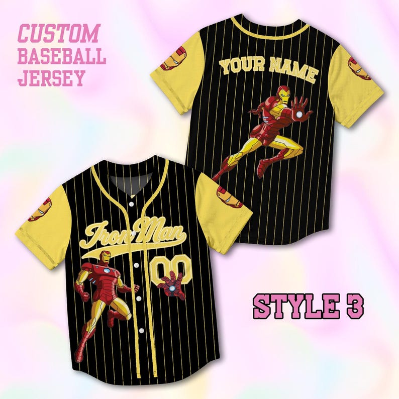 Op de afbeelding: Een zwart en geel honkbalshirt met verticale krijtstrepen, korte mouwen en een knoopsluiting aan de voorzijde. Het ontwerp bevat een Iron Man-afbeelding, de tekst "Iron Man", "YOUR NAME" en "00". De tekst "CUSTOM BASEBALL JERSEY" en "STYLE 3" zijn zichtbaar.