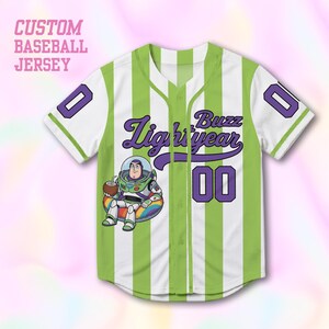 Może przedstawiać: Biało-zielona koszulka baseballowa w paski z Buzzem Astralem. Koszulka ma napis "Buzz Lightyear" w fioletowym skrypcie, numer "00" i kresk&oacute;wkowy obrazek Buzza Astrala. Koszulka ma r&oacute;wnież napis "CUSTOM BASEBALL JERSEY".