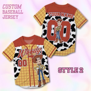 Puede incluir: Una camiseta de b&eacute;isbol personalizada con un patr&oacute;n de cuadros amarillos, un estampado de vaca en blanco y negro y un gr&aacute;fico del personaje Woody. El frente muestra el nombre Woody y el n&uacute;mero 00, mientras que la espalda muestra el texto YOUR NAME y 00.