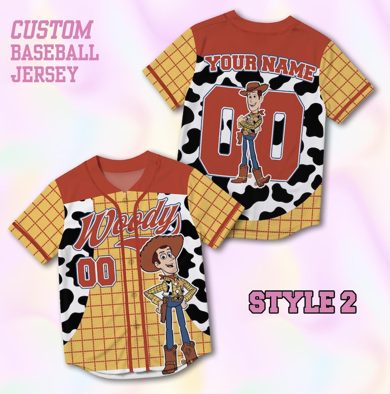 Puede incluir: Una camiseta de b&eacute;isbol personalizada con un patr&oacute;n de cuadros amarillos, un estampado de vaca en blanco y negro y un gr&aacute;fico del personaje Woody. El frente muestra el nombre Woody y el n&uacute;mero 00, mientras que la espalda muestra el texto YOUR NAME y 00.