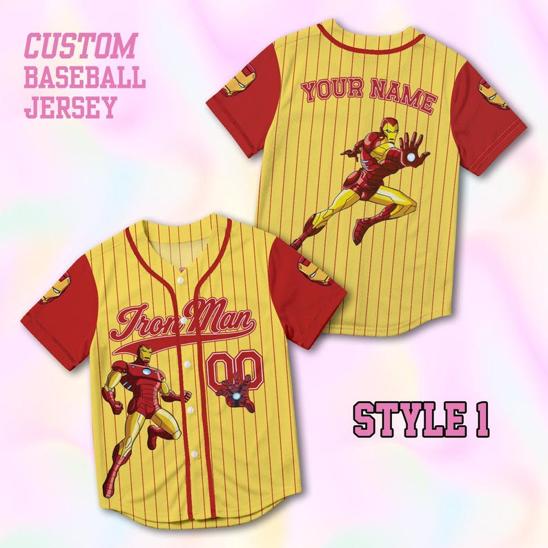 Op de afbeelding: Een geel en rood gestreept honkbalshirt met Iron Man-afbeeldingen. De voorkant toont de tekst Iron Man en het nummer 00. De achterkant bevat de tekst YOUR NAME. De mouwen zijn effen rood met kleine Iron Man-helmiconen.