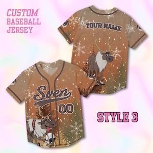 Puede incluir: Camiseta de b&eacute;isbol personalizada en el estilo 3, con un dise&ntilde;o de reno con copos de nieve. La camiseta es marr&oacute;n con cuello y mangas blancos y marrones. La parte delantera de la camiseta dice "Sven" y "00". La parte trasera de la camiseta dice "YOUR NAME".