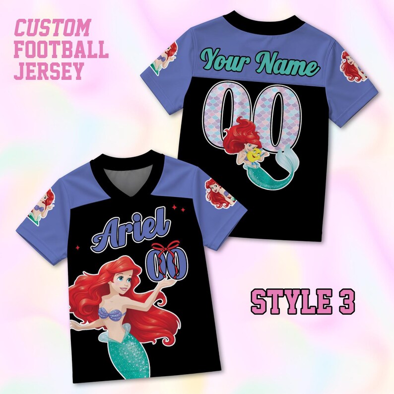 Puede incluir: Camiseta de f&uacute;tbol personalizada con una parte delantera negra, un dibujo animado de Ariel y el nombre "Ariel" en escritura blanca. La camiseta tiene mangas azul claro y cuello en V. La parte trasera es negra con "Your Name" y el n&uacute;mero "00".