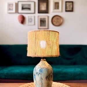 IJzerblauwe keramische tafellamp, handgemaakte jute lampenkap, natuurlijke materialen, handgemaakte boho-woondecoratie, aardewerk