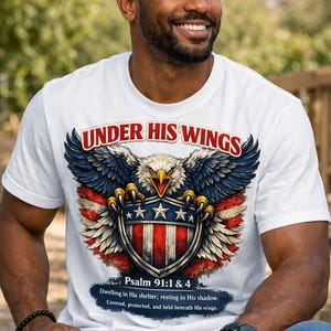 Camiseta "Sob Suas Asas - Escudo da Águia" | Design Patriótico da Bandeira Americana