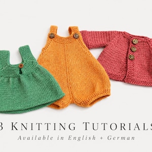 Op de afbeelding: Drie handgebreide kledingstukken, waaronder een groene jurk met één knoop, een oranje romper met twee knopen op de schouderbandjes en een roze vest met lange mouwen en drie knopen. De tekst 3 KNITTING TUTORIALS Available in English + German is zichtbaar.