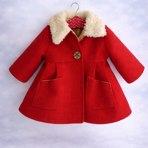 Patrón de costura para muñeca con abrigo rojo: Ropa para muñeca Waldorf de 18-20 pulgadas (descarga en PDF, solo tamaño A4)