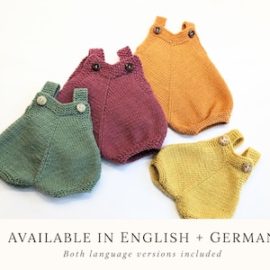 Pode incluir: Quatro macacões de malha para bebé em verde sálvia, ameixa, amarelo mostarda e amarelo dourado. Cada macacão apresenta um design sem mangas com duas alças, uma costura central e dois pequenos botões na frente. Texto: AVAILABLE IN ENGLISH + GERMAN.