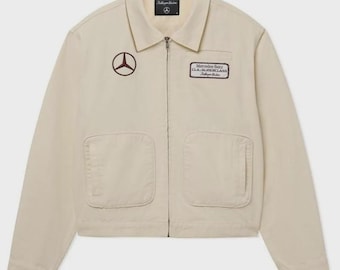 Giacca bomber beige Mercedes-Benz x KidSuper – Logo da corsa ricamato CLA Superclass, giacca streetwear classica