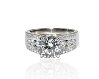 Stunning Round Cut Diamond Engagement Ring