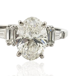 Oval Cut Diamond Engagement Ring in 19k White Gold