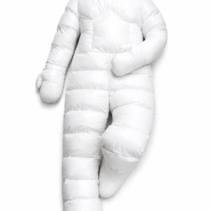 Può includere: Una tuta sacco a pelo isolante bianca a corpo intero con cappuccio, maniche lunghe e muffole integrate. Il capo presenta scomparti trapuntati orizzontali su busto, braccia e gambe, con una suola nera visibile sulla parte inferiore del piede.
