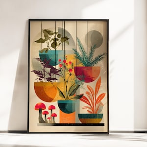Op de afbeelding: Een ingelijste verticale kunstdruk met een verzameling potplanten en paddenstoelen in een geometrische opstelling. De compositie bevat halfronde plantenbakken in blauwe, oranje en rode tinten met diverse groene bladeren en rode bessen.