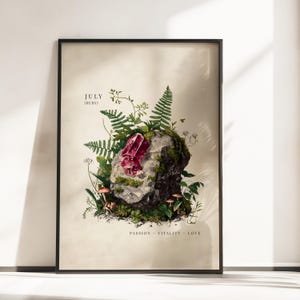 Puede incluir: Impresión artística enmarcada con el texto "JULY (RUBY)", que muestra un rubí. La obra representa un cristal de rubí sobre una roca cubierta de musgo, rodeado de helechos y setas. Las palabras "PASSION - VITALIDAD - AMOR" están en la parte inferior.