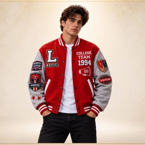 Jaqueta Varsity Masculina Personalizada, Jaqueta Letterman Vermelha e Cinza com Patches, Jaqueta Personalizada para Time Universitário, Presente Estilo Vintage para Ele