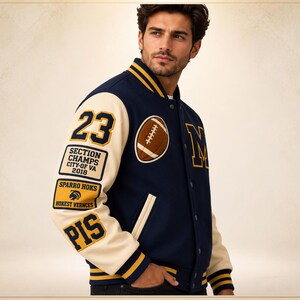 Personalisierte Collegejacke für Herren mit Namen und Aufnähern, marineblaue Footballjacke mit dem Buchstaben M, Abschlussgeschenk