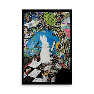Op de afbeelding: Een grillige kunstprint met een wit konijn met een masker, dat een spiegel vasthoudt en een pijp rookt. Het kunstwerk is gevuld met kleurrijke, surrealistische elementen, waaronder een dambordvloer, muzieknoten en een levendige boom. De tekst "Being Me Is Desire" staat bovenaan.