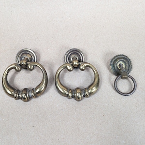Vintage mässingsmöbelhandtag, set med 3 delar, två utsmyckade dropphandtag, en rosett, modell...