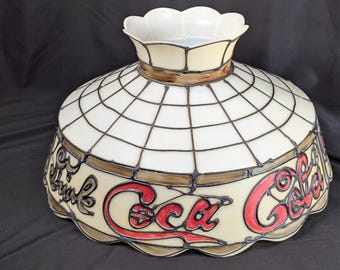 Paralume vintage Coca-Cola in plastica stile vetro piombato rosso crema con logo in corsivo
