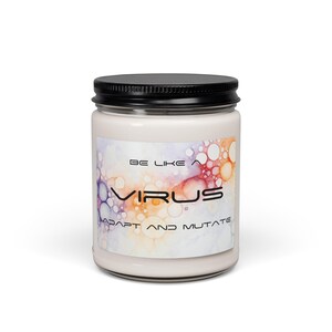 Pode incluir: Um frasco de vela branco com tampa preta. O rótulo apresenta as palavras "BE LIKE A VIRUS ADAPT AND MUTATE" em texto preto sobre um design em aquarela com cores roxas, laranja e brancas. É um item de decoração para casa.