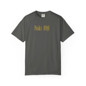 Puede incluir: Camiseta gris oscuro con el texto dorado "Psalm 109:8". Esta camiseta de cuello redondo es de estilo casual, ideal para el uso diario. El texto está centrado en la parte delantera.