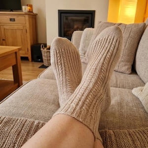 Mönster för stickade sockor, ribbad kabelstickning, texturerad uppifrån och ner, unisex, PDF