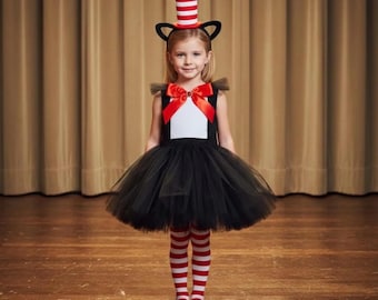 Fantasia infantil inspirada no Gato de Chapéu – Vestido tutu preto com chapéu listrado e meias.