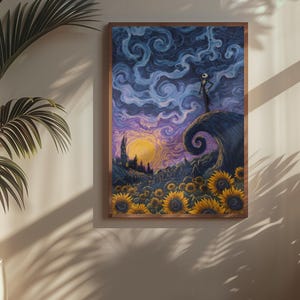 K&ouml;nnte beinhalten: Ein rechteckiger Wandkunstdruck in einem Holzrahmen mit einem stilisierten Gem&auml;lde einer gro&szlig;en, schlanken Figur, die auf einem spiralf&ouml;rmigen H&uuml;gel unter einem wirbelnden blauen und violetten Nachthimmel mit einem gro&szlig;en gelben Mond steht.