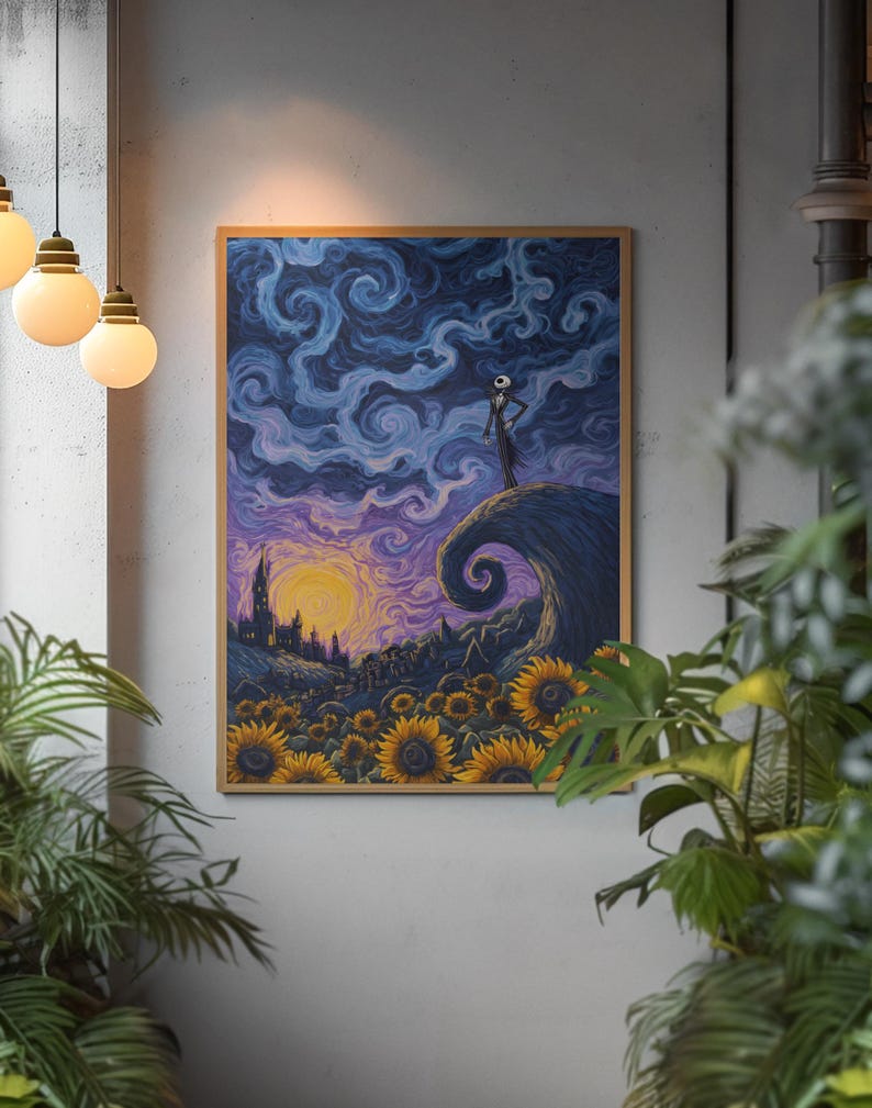 K&ouml;nnte beinhalten: Ein rechteckiger gerahmter Wandkunstdruck, der eine stilisierte Landschaft mit einer gro&szlig;en, d&uuml;nnen skelettartigen Figur auf einem geschwungenen H&uuml;gel zeigt. Die Szene umfasst einen wirbelnden blauen und violetten Nachthimmel, eine leuchtend gelbe Sonne und ein Feld mit gelben Sonnenblumen.